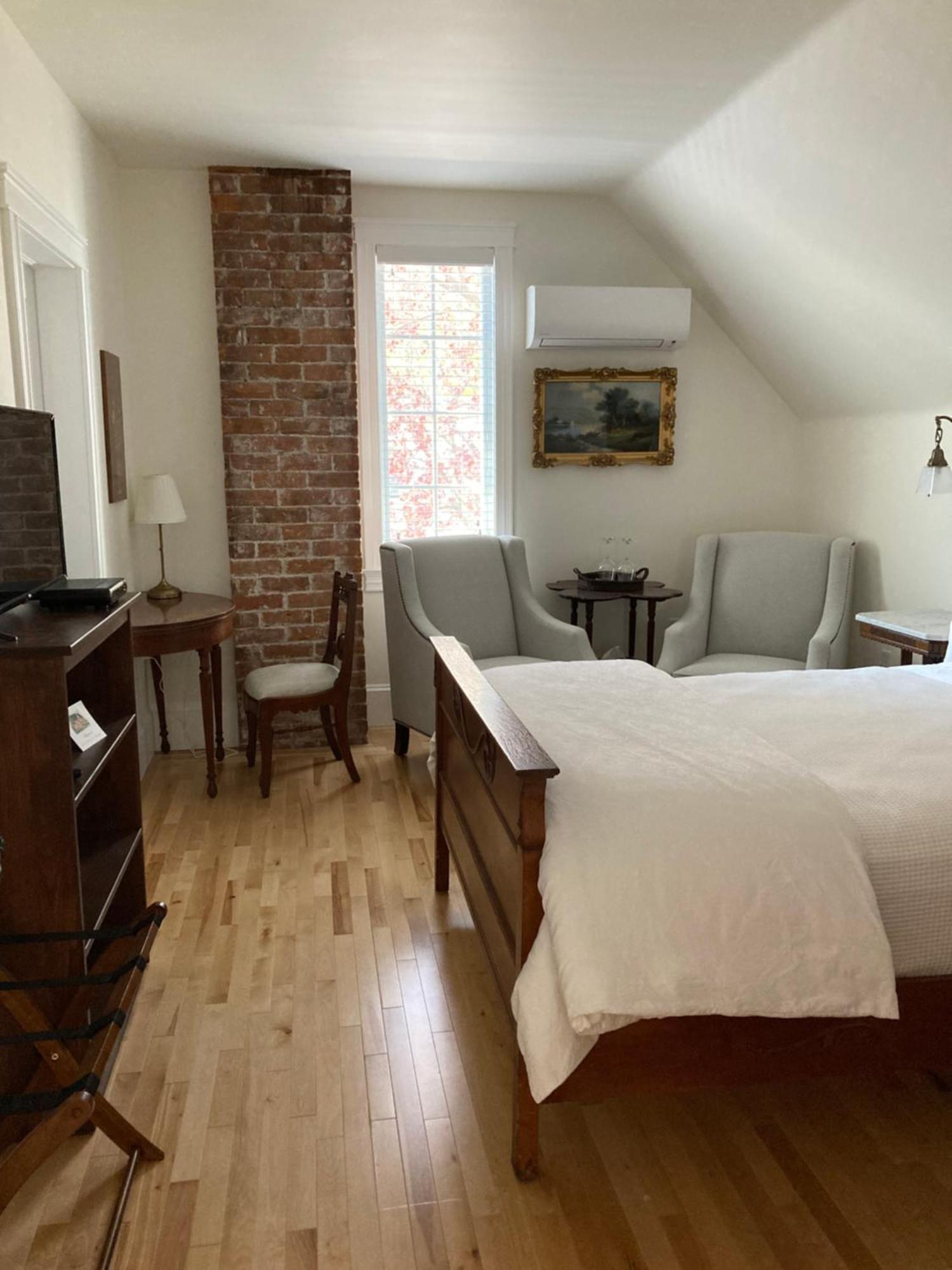 The Red House Fredericton Bed and Breakfast Exteriör bild